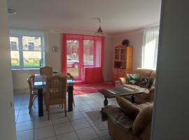 Vormsi Ohvitseride Maja korter nr 3，位于Hullo的酒店