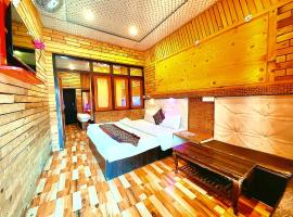 NAINITAL HOTEL NAINI LAKE ! VIEW - Best Location and Prime Room Quality - Restaurant - Excellent Customer Service - A Top Rated Hotel In Nainital，位于奈尼塔尔的酒店