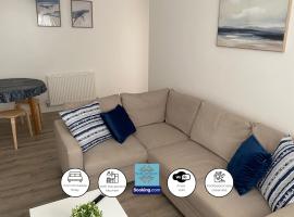 Convenient 2-bedroom Second Floor Flat At Escape & Estates Short Lets & Serviced Accommodation Oldbury with Free Parking，位于奥尔德伯里的酒店
