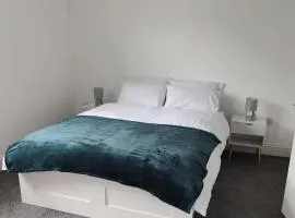 Spacious 4-Bedroom House - Garden & Free Parking