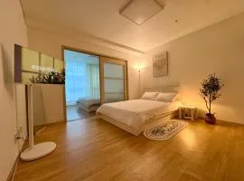 Healing stay just 3 minutes on foot from Gwanghwamun, within walking distance to Myeongdong, Gyeongbokgung, and Insadong