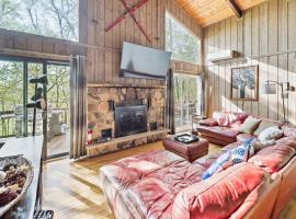 Charming Porter House in the heart of the Poconos chalet，位于东斯特劳兹堡的酒店