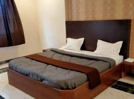 J J Lodging，位于戈尔哈布尔的酒店