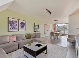 Ruim 3 slaapkamer appartement met parking nabij NATO