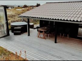 Sommerhus ved vestkysten，位于洛肯的酒店