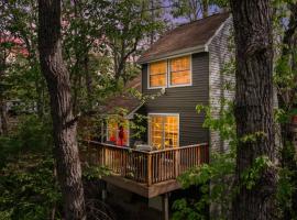 Secret Gardens Fireplace Deck & Dog-Friendly，位于Inwood的酒店