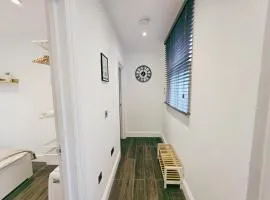 Cosy 1 Bed Home, City Centre, Free parking, Long & Short Stays
