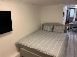 Plymouth - Studio - Sleeps 2 - Parking