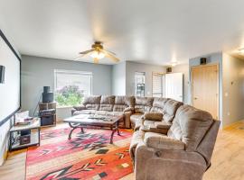 1 Mi to Dtwn Family Retreat in Cedaredge!，位于Cedaredge的酒店