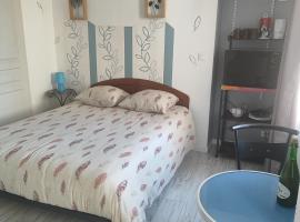 Chambre pour 2 personnes à Formigny RDC，位于Formigny的酒店