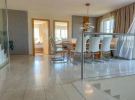 "GLÜCKSMOMENT" - Premium Apartments Seekirchen, beeindruckende Ferienwohnung mit gemeinsam genutzter Poolarea，位于塞基兴的酒店