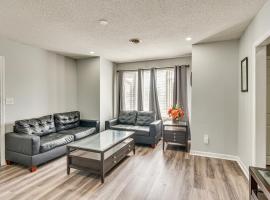 2 Mi to Waterfront Walkable Fall River Apartment!，位于福尔里弗的酒店