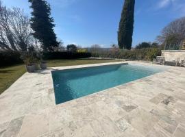 Villa Élégante à Berre-les-Alpes - Terrasse, Piscine & Vue Panoramique，位于Berre-les Alpes的酒店