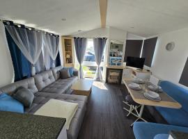 FI005 Loomy Escapes Caravan at St Osyth Beach Essex，位于Saint Osyth的酒店