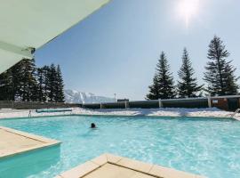 Charmant appartement confortable pour 6 personnes 40m2 pied pistes, Piscine, wifi, parking，位于尚鲁斯的酒店