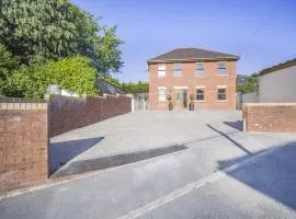 Luxury Coach House Sleeps 12 Five Bedrooms