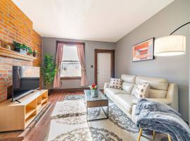 Cozy Brick-Short North Condo - (fenced yard) - OSU，位于Milo的酒店