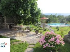 Villa Mavrici, Neighbors free