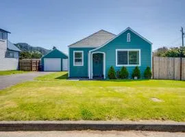 Walk to Gold Beach Charming Cottage with Yard!