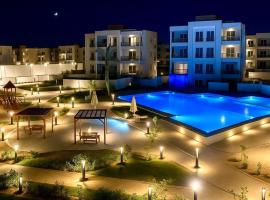 Al Alamein North Coast A Luxury two Rooms Chalet at Amwaj，位于阿莱曼的酒店