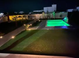 Villa avec piscine，位于Hanshīr Qaşr Ghallāb的酒店