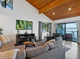 Lakefront, Private dock, ensuite-unit, King bed, Free EV charger, Boat Friendly，位于Lower Lake的酒店