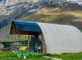 Kuro Glamping，位于卡兹贝吉的酒店