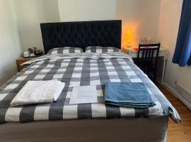 Large Double Bedroom with free on site parking，位于泰晤士河畔金斯顿的民宿