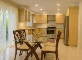 Chic 3BR Stay in Laval, Bright and Peaceful，位于拉瓦尔的酒店