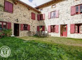 Gîte charmant avec cheminée, terrasse, et jardin privé à Saint-Just-en-Bas - FR-1-496-19，位于Saint-Just-en-Bas的酒店