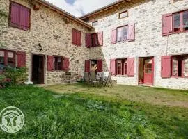 Gîte charmant avec cheminée, terrasse, et jardin privé à Saint-Just-en-Bas - FR-1-496-19