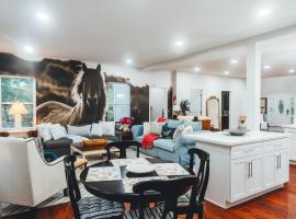 4000 Sqft Retreat, 18min Walk to Beach, Sleeps 18!，位于朗布兰奇的酒店