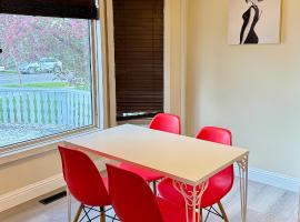 Gorgeous House&30 second Bus station Close C-Train& Free Parking，位于卡尔加里的住宿加早餐旅馆