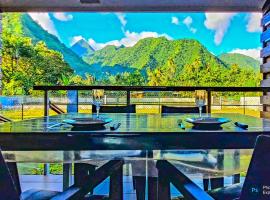 Teahupo'o Lodge - Studio climatisé Ume Tarei - canoes gratuits, cuisine avec vue sur la mer et terrasse avec vue sur montagnes，位于Teahupoo的酒店
