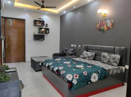 The Forest Stays-Luxury City Loft With Balcony Bliss，位于诺伊达的酒店