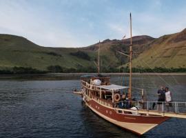 Semi Phinisi boat Labuan Bajo Komodo Tour，位于Pulau Kukusan的船屋