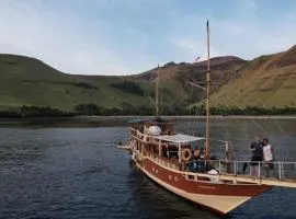Semi Phinisi boat Labuan Bajo Komodo Tour