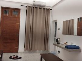 102 1B boossa galle，位于Nikawatawana的酒店