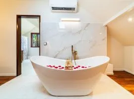 LA VILLA DU JARDIN ANGELIQUE classée 5 étoiles - 4 suites pouvant accueillir jusqu'à 8 personnes - piscine CHAUFFÉE située en plein centre-ville de St Pierre à 2 pas du lagon