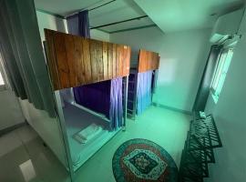 Layover Guesthouse at 28 Fokker- Near Airport，位于马尼拉的酒店