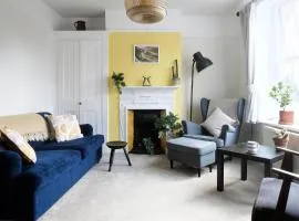 Fantastic 2BD Victorian Apt - 4 adults & 1 child