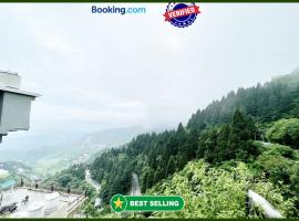 LUXUARY STAY Hotel AAKARSHAN ! MUSSOOIRE Near MALL ROAD - FAMILY HOTEL And Private Parking Facilities-A Top Rated Hotel IN MUSSOORIE，位于穆索里的酒店