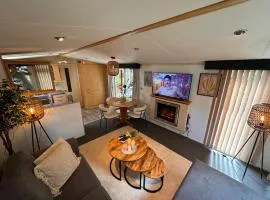 VELUWE CHALET HOENDERLOO Private Jacuzzi, Park Swimming Pool and Children's Entertainment