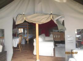 Luxury tree top glamping safari tent，位于基拉尼的酒店