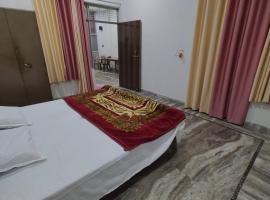 Vyas Homestay- upto 10 guests，位于马图拉的酒店