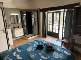 Chambre d'hôtes NATURISTE Le Jardin Des Hirondelles，位于Blanzaguet-Saint-Cybard的酒店