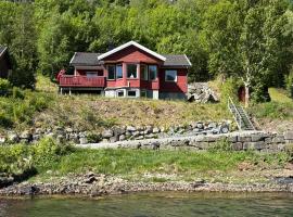 Cabin by Lenefjorden, 50hp Boat and bed linen included，位于灵达尔的酒店