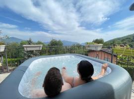 Zen serenity sauna & spa retreat - happy go lucky，位于Gravesano的带按摩浴缸的酒店