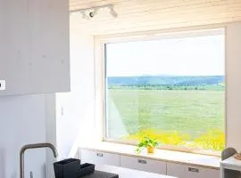 Ferienhaus am Flugplatz, umgeben von Natur