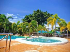 Gems Crystal Blue Resort，位于Sampong的酒店